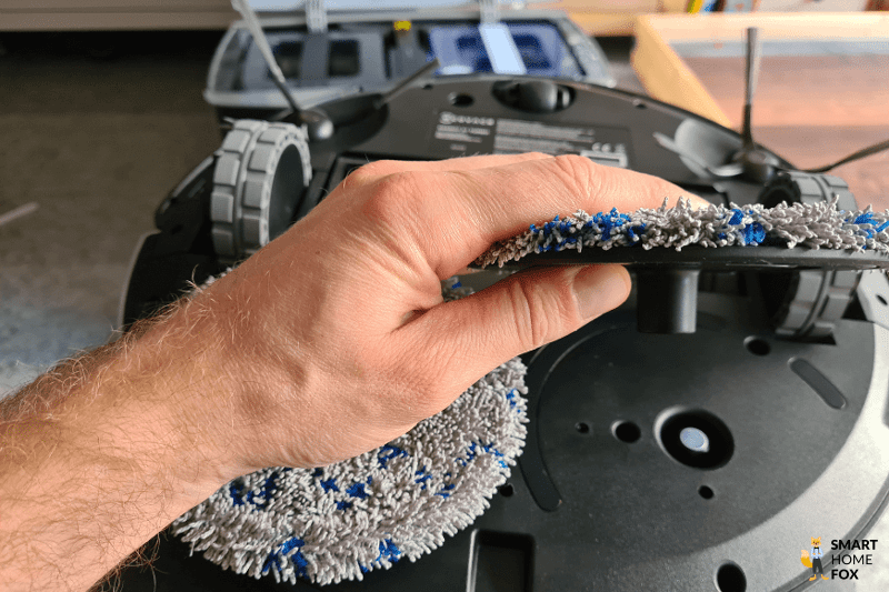 Die Wischmopps des Ecovacs Deebot X1 Turbo werden befestigt